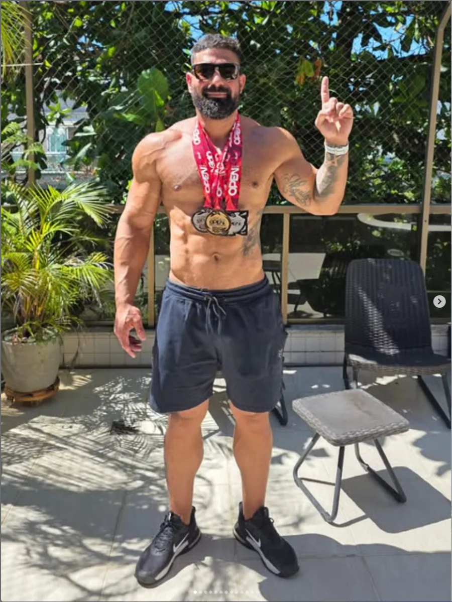 Pedro Dias com medalhas de competição de jiu-jitsu